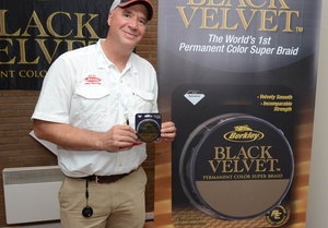 EFTTEX Award "Best Braided Line": Clay Norris, Global Brandmanager im Bereich Schnur bei Berkley präsentiert die neue Black Velvet.