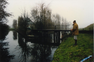 Jan Schreiner, der berühmteste Angelautor der Niederlande, fischt am Ringgraben vor dem Westfriesland-Deich. Rechts hinter dem Deich befindet sich das vier Meter höhere Wasser des Ijsselmeeres. Bild: Jan Eggers