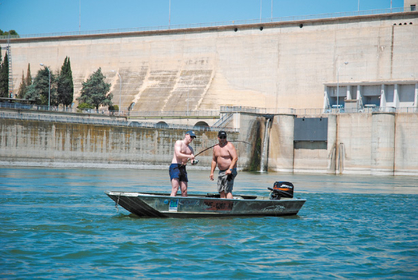 Andys Ködertipp, mit einem Twin Fin zu angeln, trägt Früchte. FISCH & FANG-Redakteur Markus Heine drillt einen kapitalen Wels. Staustufen wie hier am spanischen Ebro gehören zu den Top-Stellen.